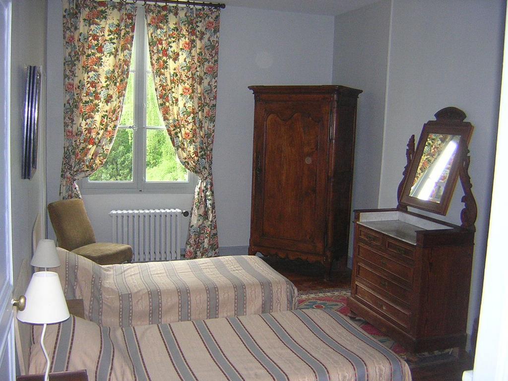 Les Longchamps Bed and Breakfast Neuillé Exterior foto