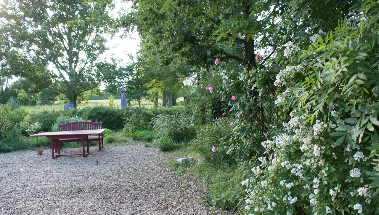 Les Longchamps Bed and Breakfast Neuillé Exterior foto
